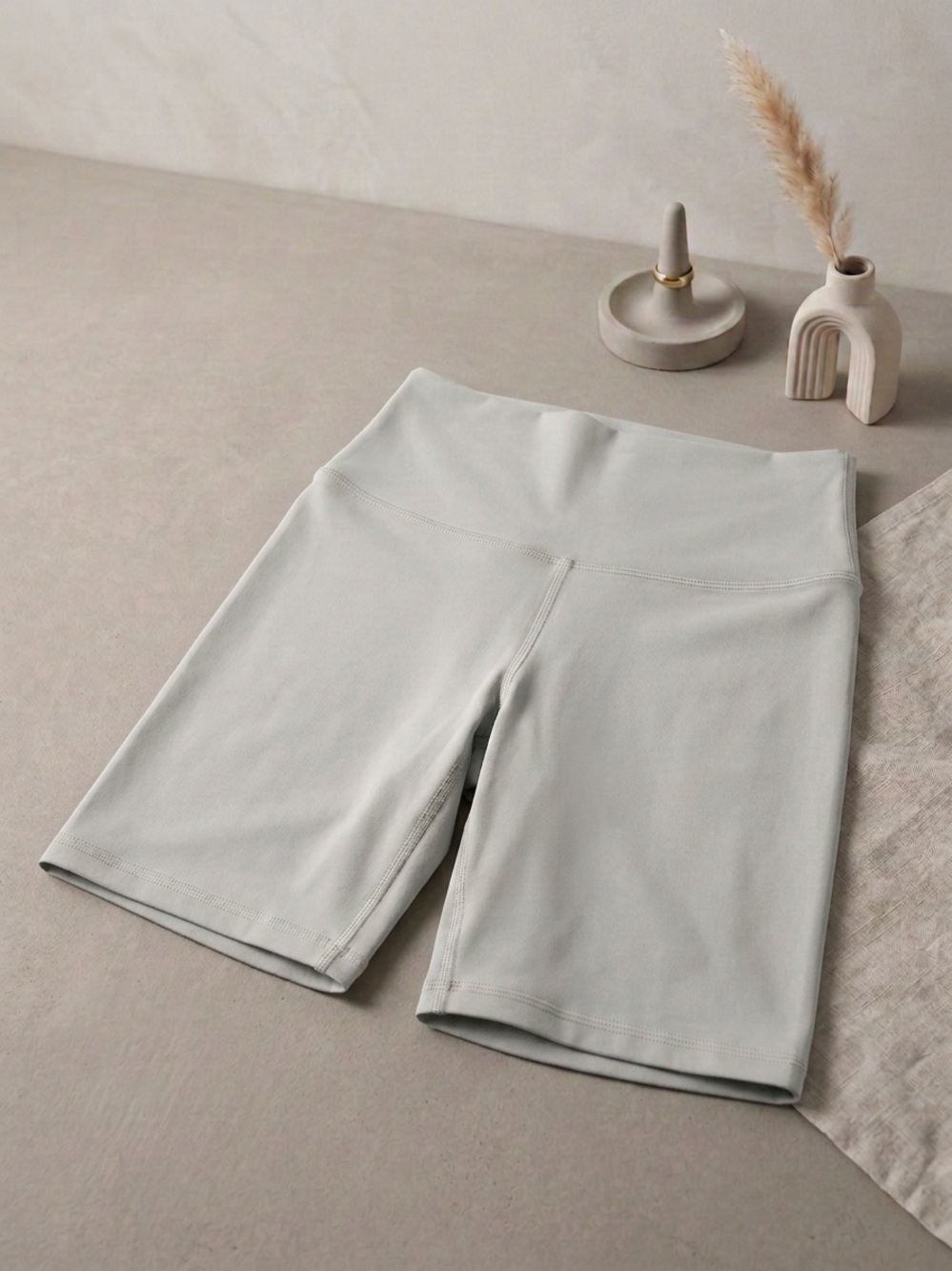 Aritzia Tna TnaBUTTER Atmosphere Hi-Rise 9 Short Ice Grey Bike Shorts Size S GUC